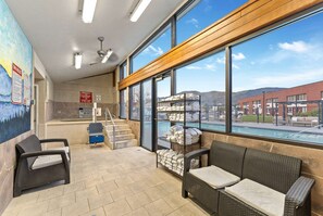 Piscine extérieure en saison, chaises longues