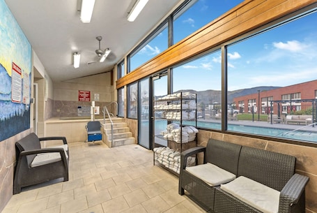 Una piscina al aire libre de temporada, sillones reclinables de piscina