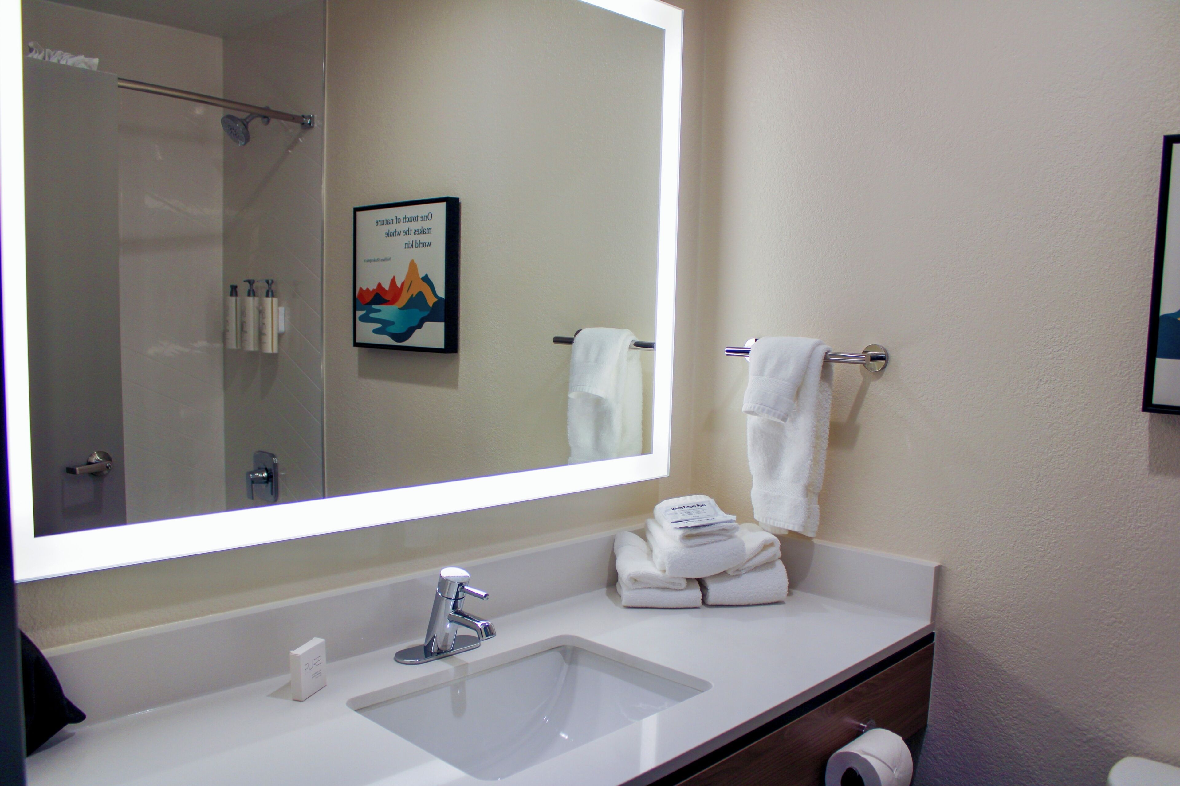 Combined shower/tub, free toiletries, hair dryer, towels