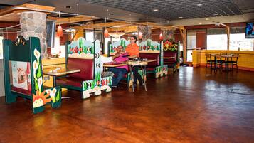 Serveert ontbijt, lunch en diner