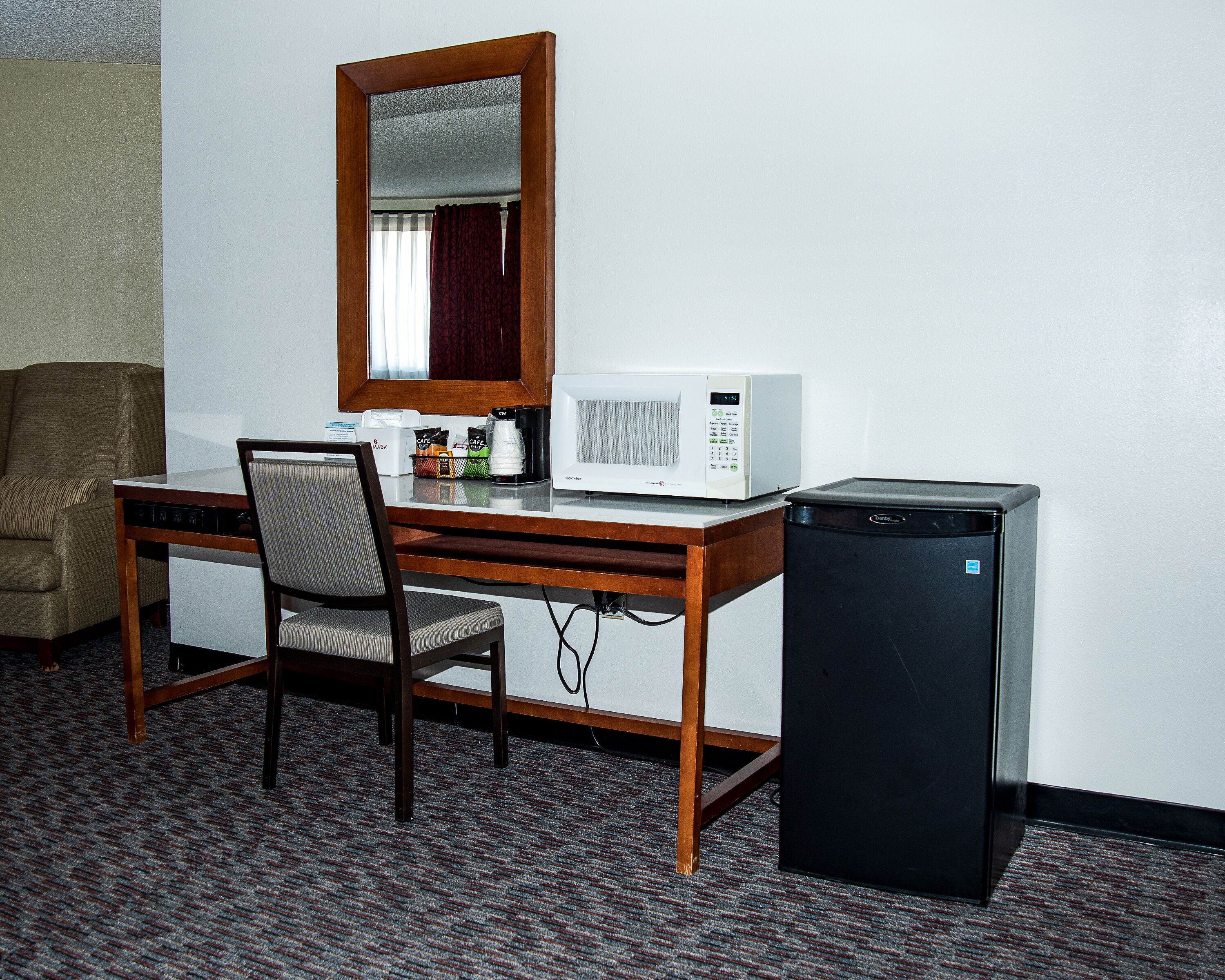 family suite, multiple beds, non smoking | living area | flat-screen tv, dvd player