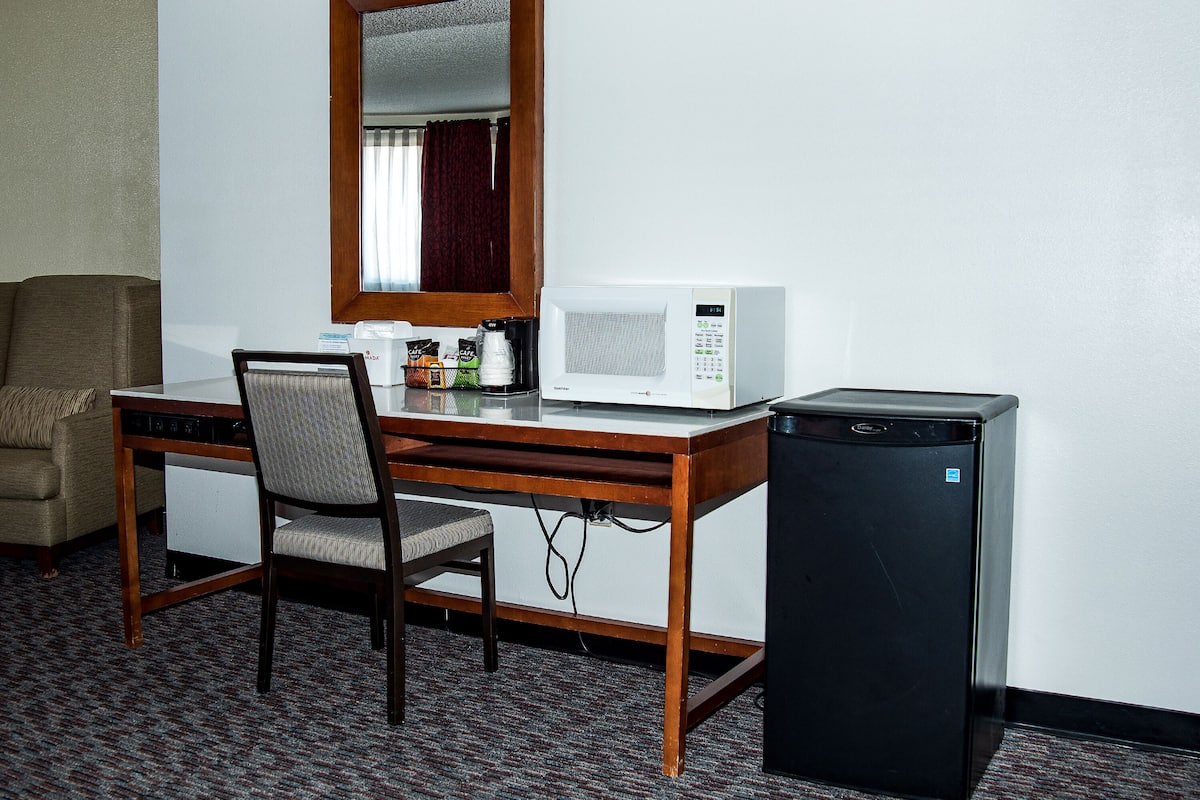 family suite, multiple beds, non smoking | living area | flat-screen tv, dvd player