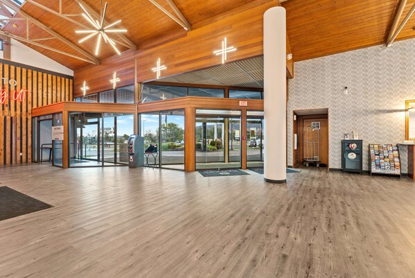 Lobby - Ramada by Wyndham Cedar City (Cedar City)