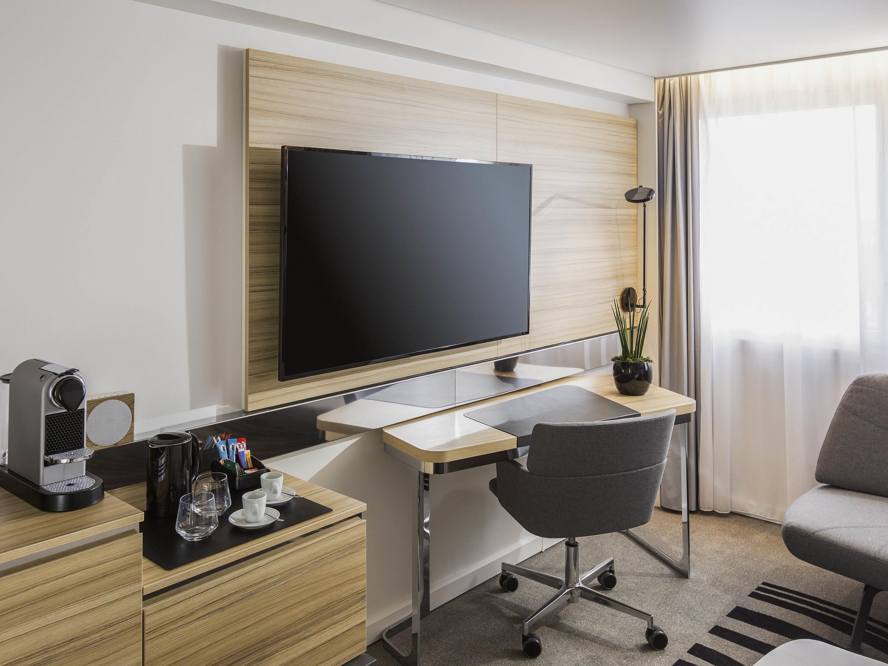 Superior-huone, 1 keskisuuri parisänky ja vuodesohva | Ylelliset vuodevaatteet, tallelokero huoneessa, työpöytä, pimennysverhot