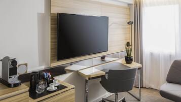 Superior-huone, 1 keskisuuri parisänky ja vuodesohva | Ylelliset vuodevaatteet, tallelokero huoneessa, työpöytä, pimennysverhot