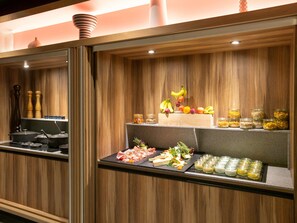 Sarapan prasmanan setiap hari (EUR 19.5 per orang)