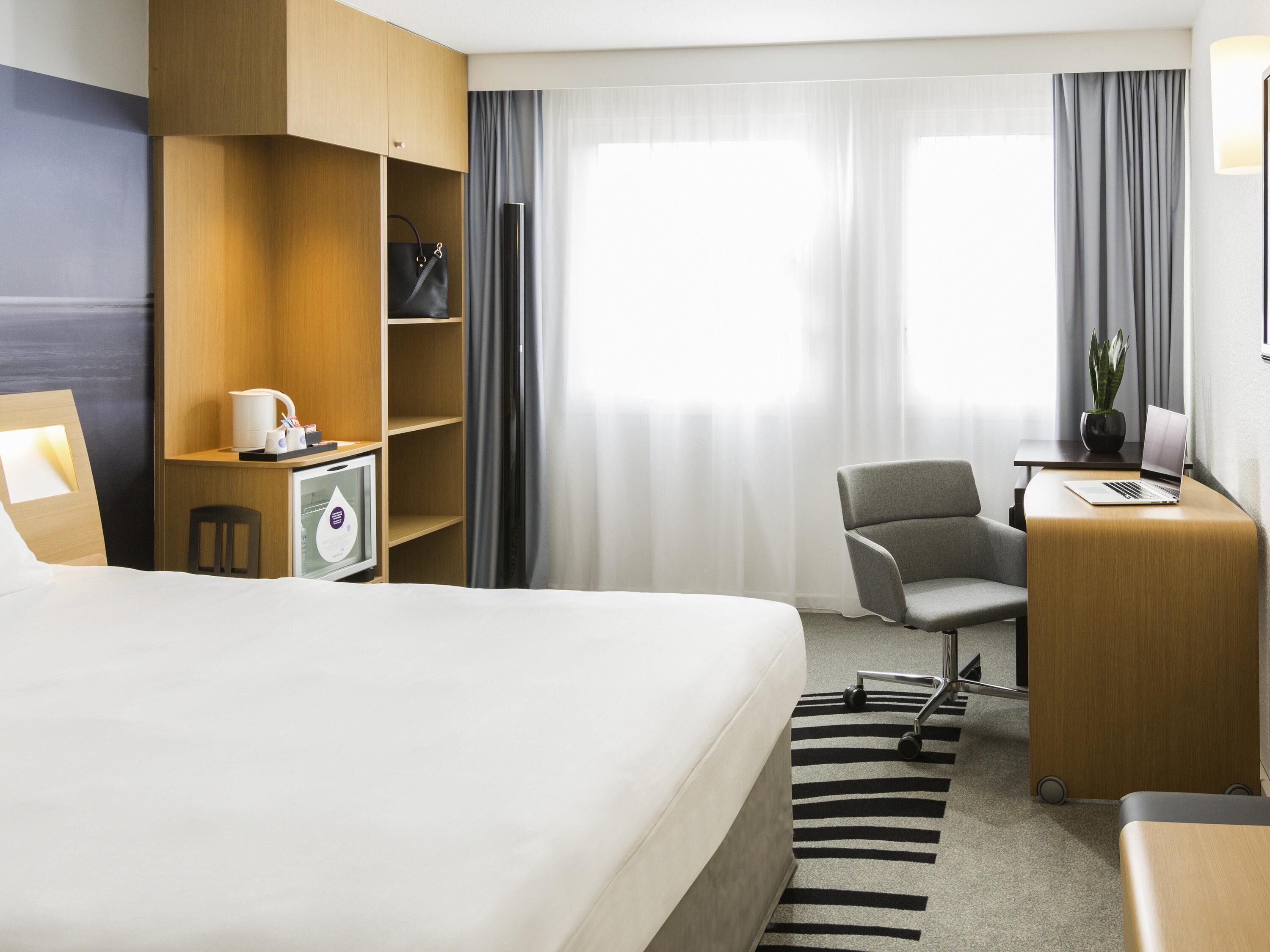 Habitación superior, 1 cama matrimonial | Ropa de cama de alta calidad y caja de seguridad en la habitación 