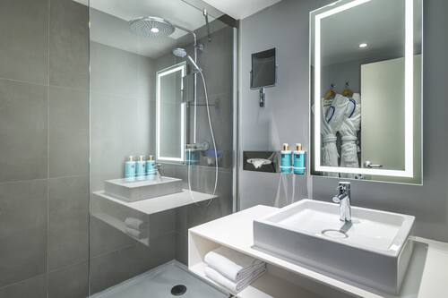 Literie de qualité supérieure, coffres-forts dans les chambres, bureau
