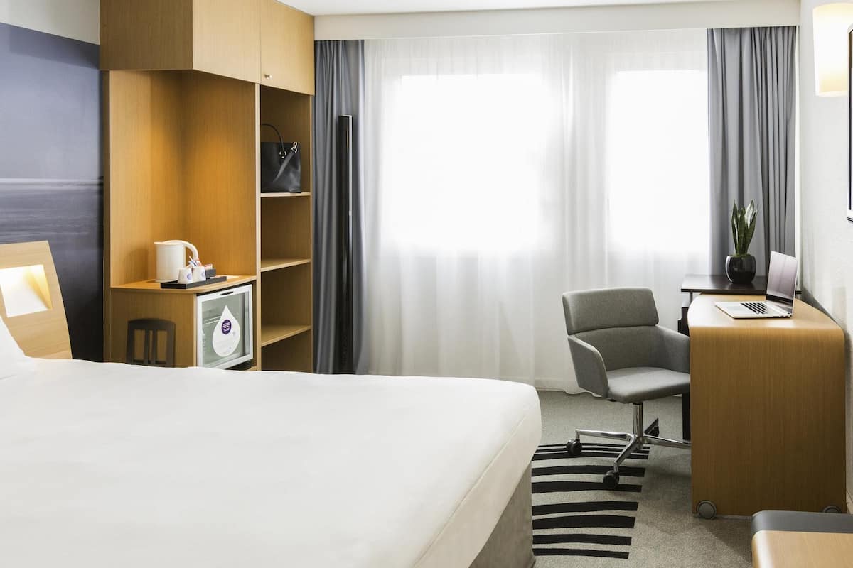 Habitación superior, 1 cama matrimonial | Ropa de cama de alta calidad y caja de seguridad en la habitación