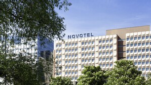 A hotel with a modern facade, multiple floors, and a clear sky. - Novotel Strasbourg Centre Halles (Strasbourg)