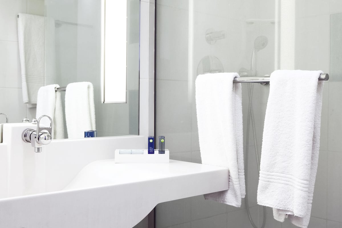 Hochwertige Bettwaren, Zimmersafe, Schreibtisch, Verdunkelungsvorhänge