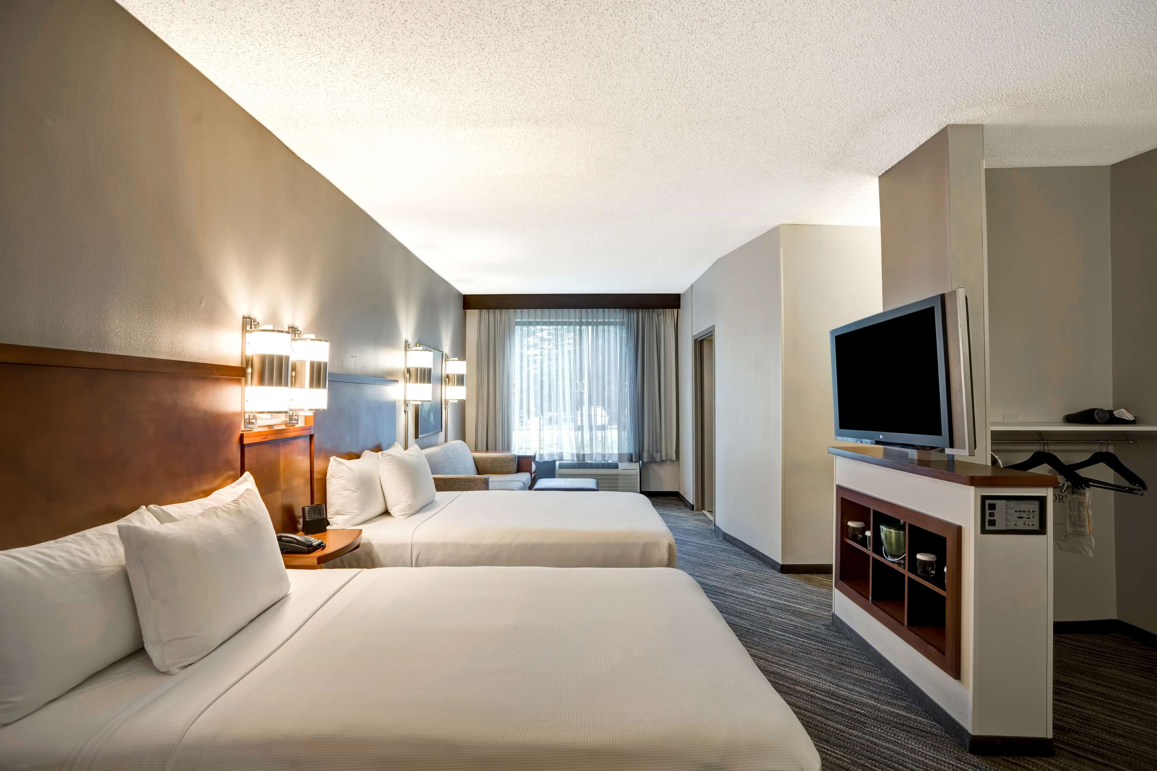 高档床上用品、办公桌、笔记本电脑工作区、遮光窗帘