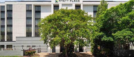 Un edificio moderno con un letrero que dice "HYATT PLACE".