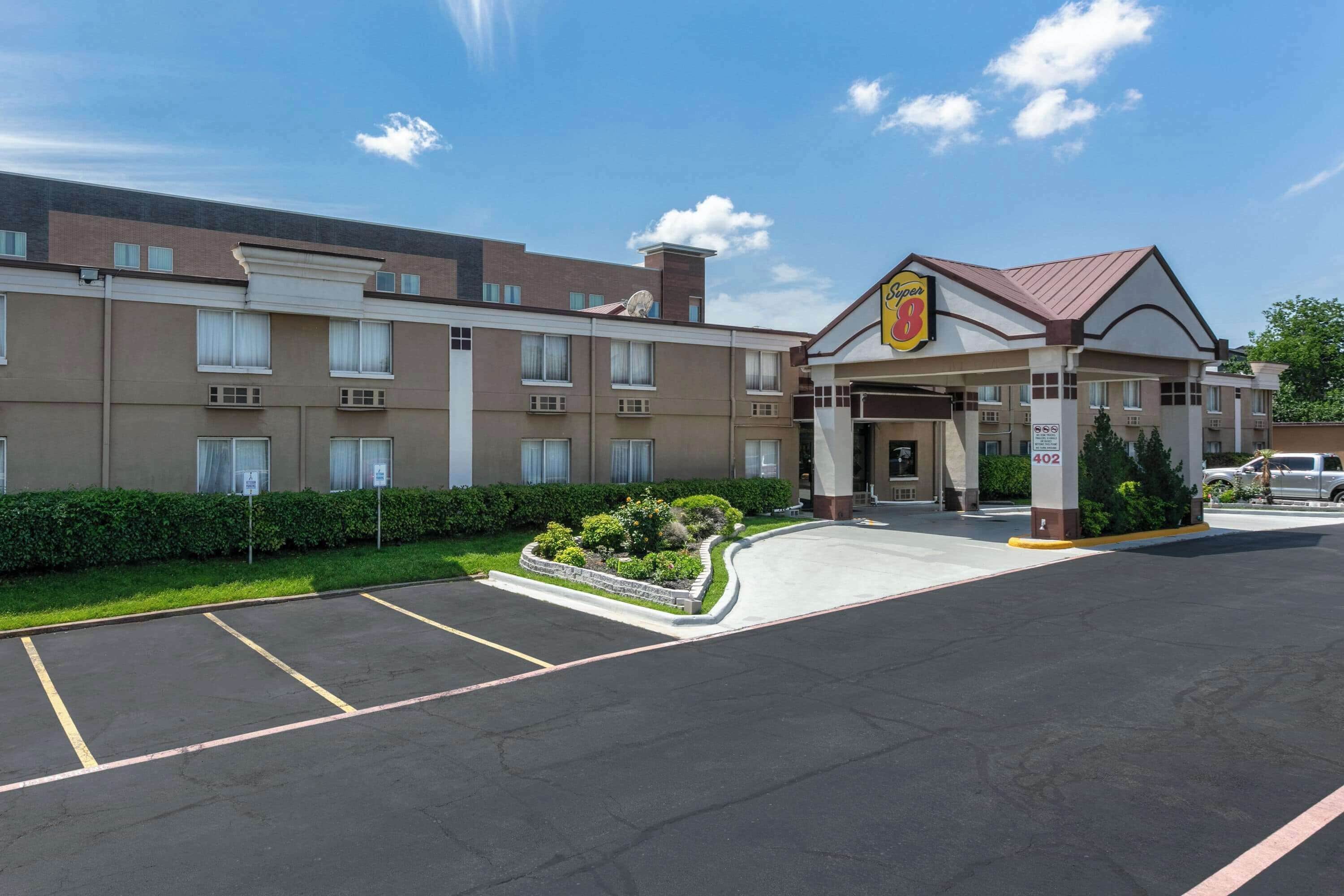 Photo - Super 8 by Wyndham Grand Prairie North