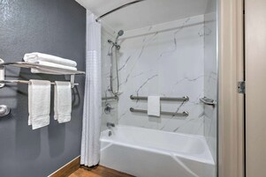 Habitación, 1 cama de matrimonio grande, no fumadores (Tub with Grab Bars) | Baño | Ducha y bañera combinadas y artículos de higiene personal gratuitos