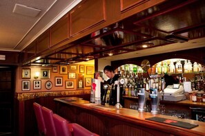 2 bars/lounges