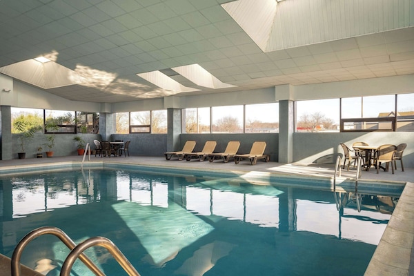 Piscine intérieure, chaises longues