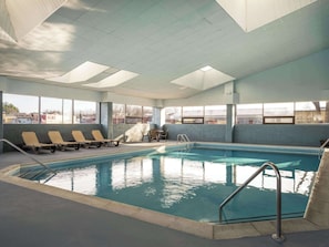 Piscine intérieure, chaises longues