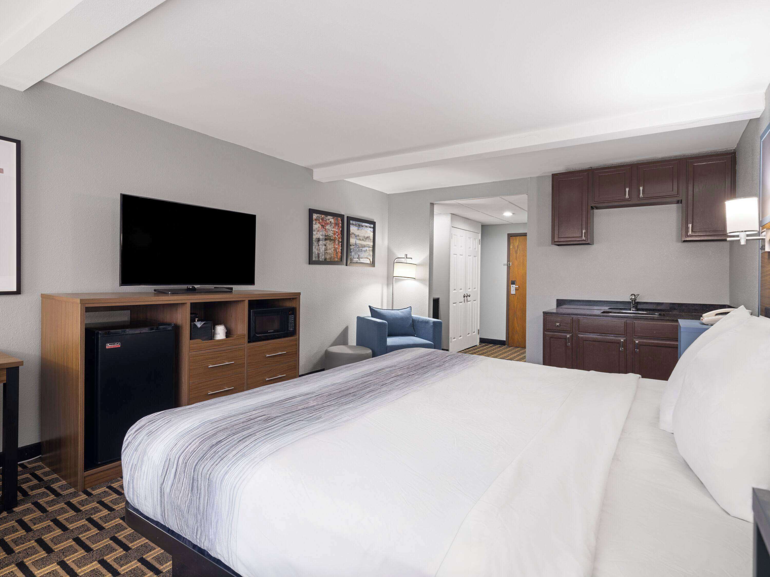 business room, 1 king bed, non smoking | in-room safe, desk, laptop workspace, blackout curtains