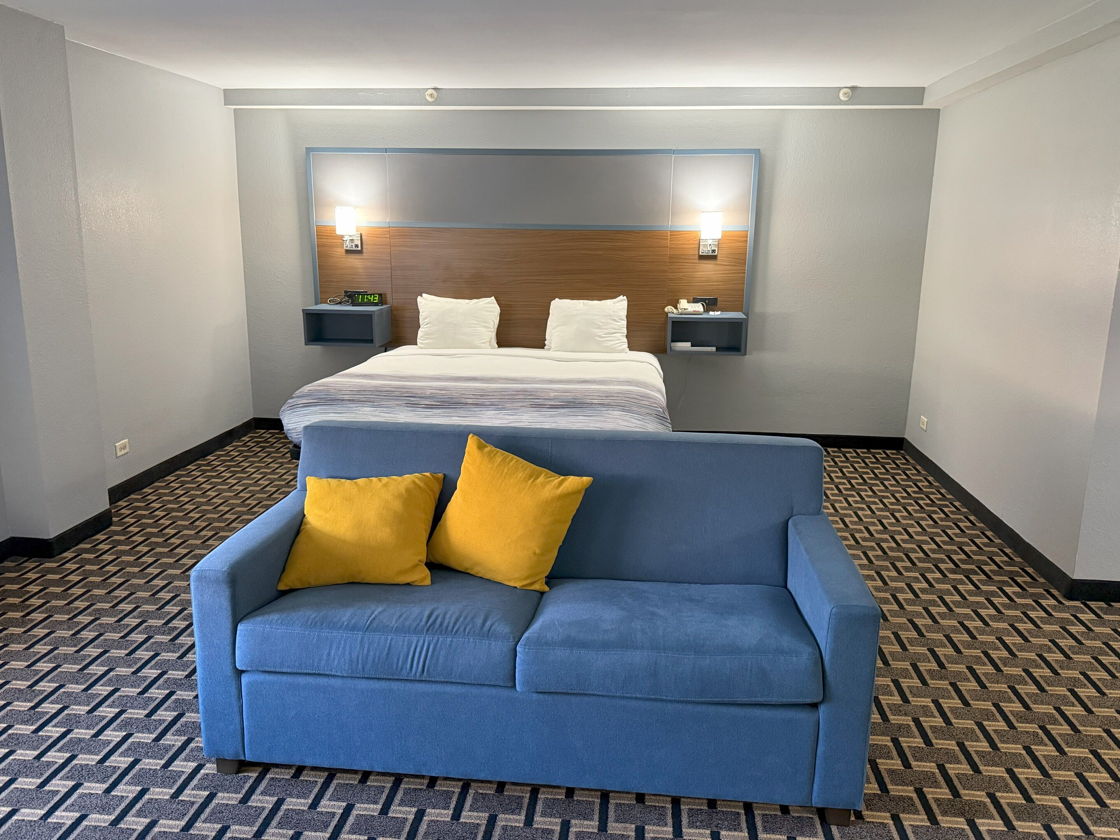 Superior Room, 1 King Bed, Non Smoking | In-room safe, desk, laptop workspace, blackout drapes