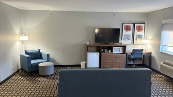 Superior Room, 1 King Bed, Non Smoking | Living area | TV