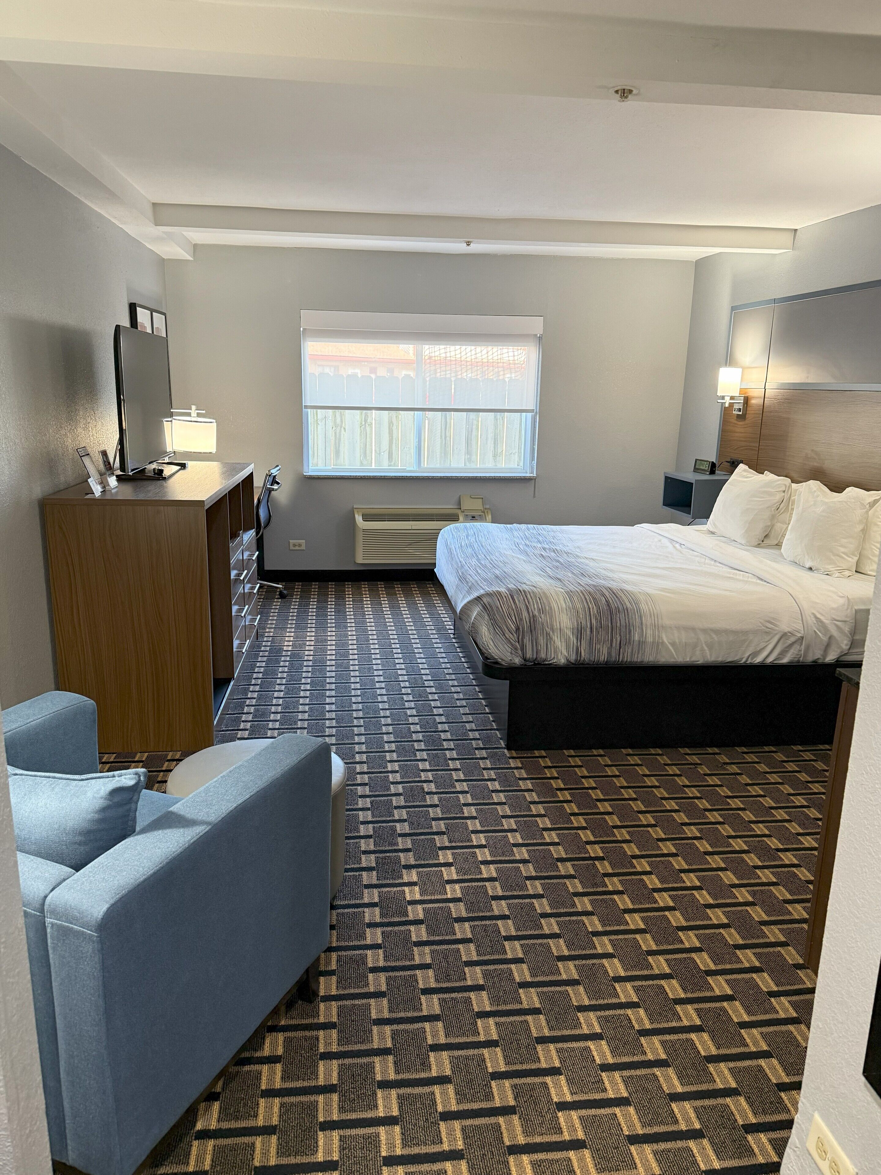 business room, 1 king bed, non smoking | in-room safe, desk, laptop workspace, blackout curtains