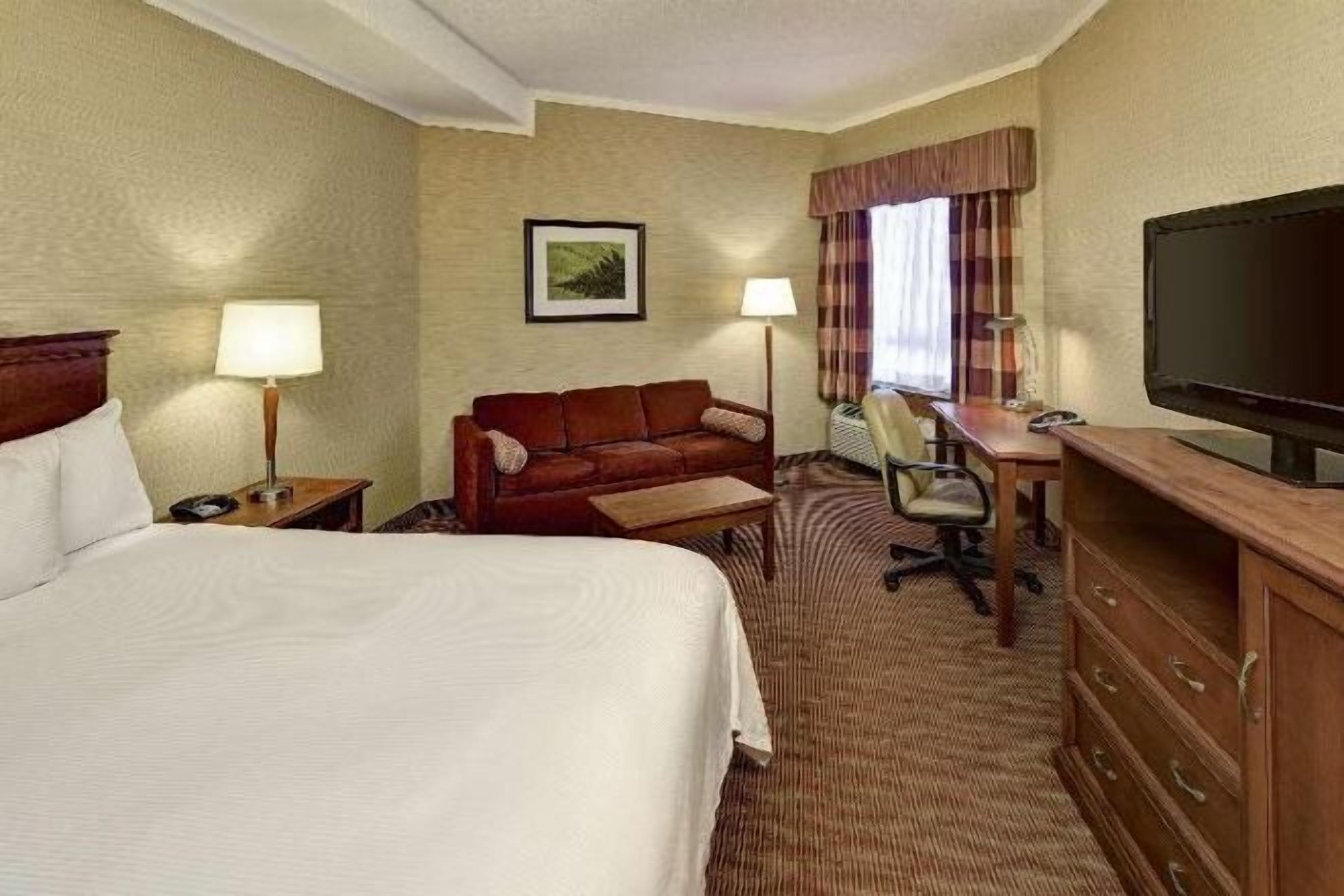 Desk, blackout drapes, iron/ironing board, free WiFi