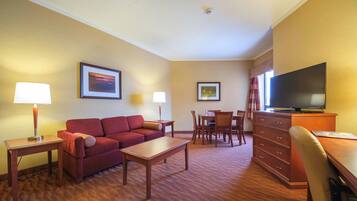 Suite, 1 cama King size, para no fumadores, cocineta (with Sofabed) | Escritorio, cortinas blackout y tabla de planchar con plancha