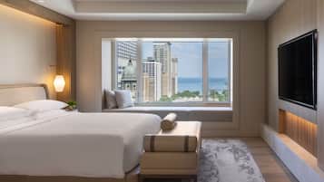 Suite (LAKE MICHIGAN SUITE) | Premium bedding, down comforters, pillowtop beds, minibar