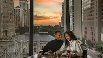 Petit déjeuner et déjeuner servis sur place, restauration en plein air