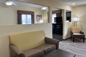 Suite, 1 kingsize-seng, ikke-røyk (Efficiency) | Sengetøy av topp kvalitet, skrivebord og strykejern/-brett