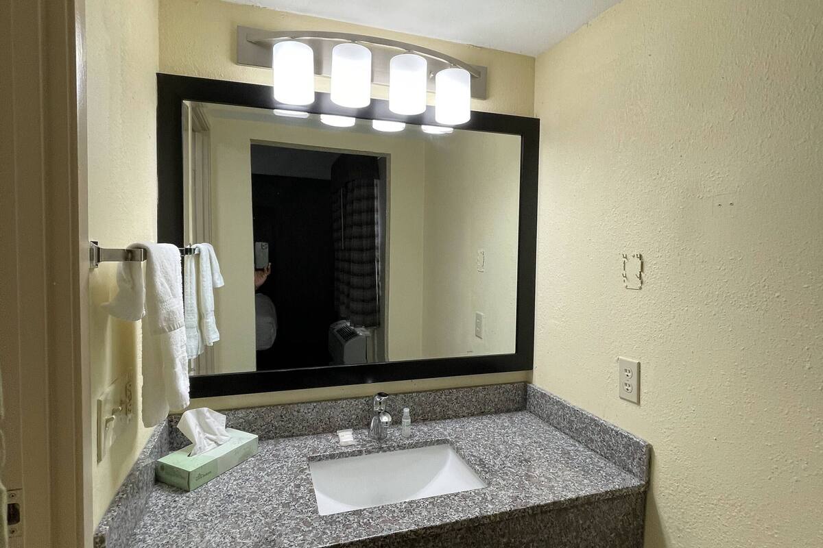 combined shower/bathtub, free toiletries, hair dryer, towels