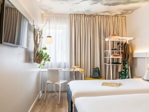 Escritorio, cunas gratuitas, wifi gratis y ropa de cama 