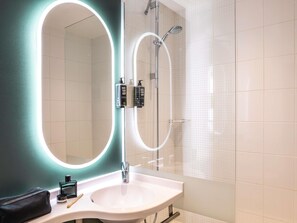 Escrivaninha, berços grátis, Wi-Fi de cortesia, roupa de cama