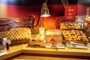 Petit déjeuner buffet (12.90 EUR par personne)