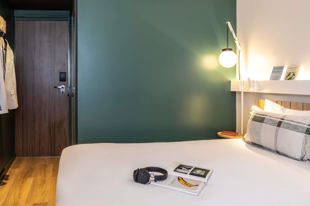 Desk, free cots/infant beds, free WiFi, bed sheets