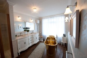 Luxury Room | Bathroom | Free toiletries, towels - Wild Boar Estate (Windermere)