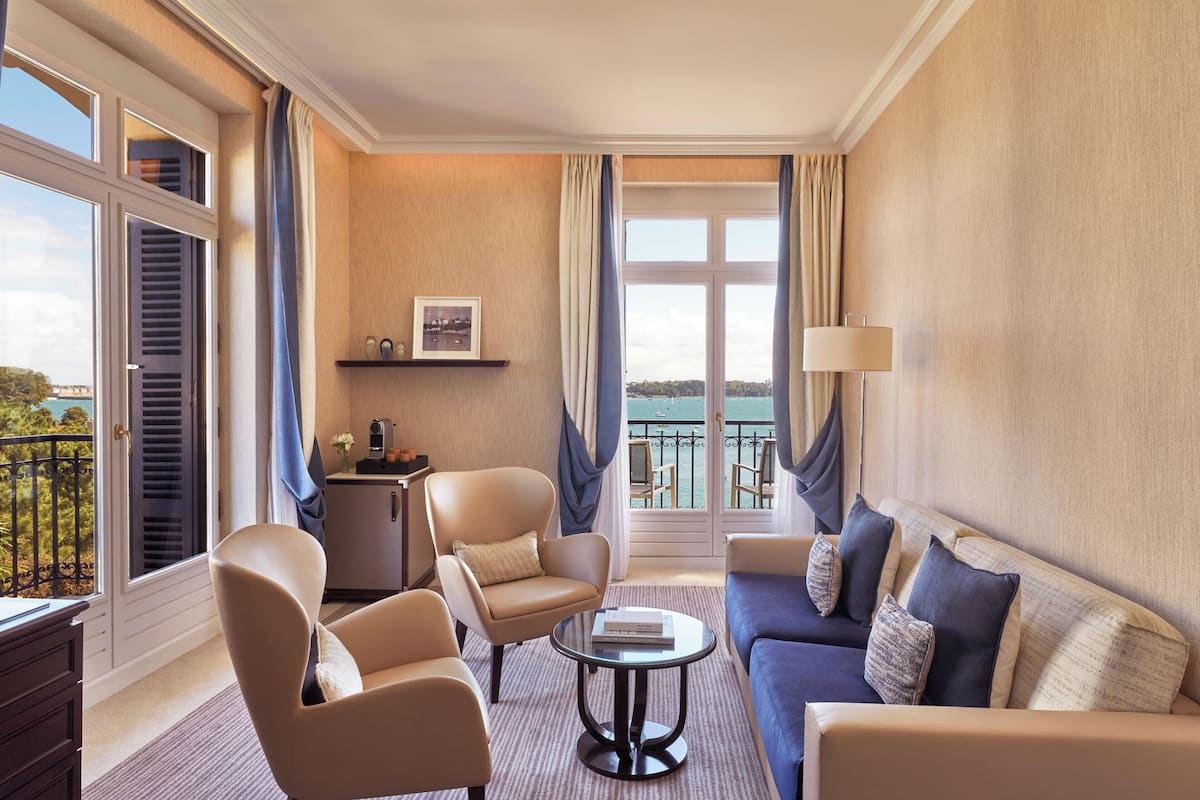 1 sovrum, sängtillbehör av högsta kvalitet, bäddmadrasser och minibar