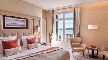 Luxe beddengoed, pillowtop-bedden, een minibar, een kluis op de kamer