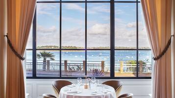 Petit déjeuner et dîner servis sur place