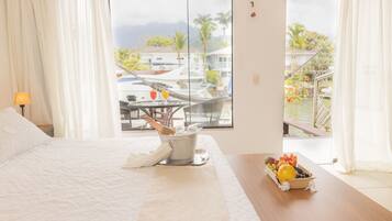 Suite (Glamour com deck privativo) | Minibar, Zimmersafe, individuell dekoriert, Schreibtisch