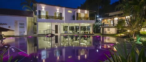 Außenpool, Sonnenschirme, Liegestühle