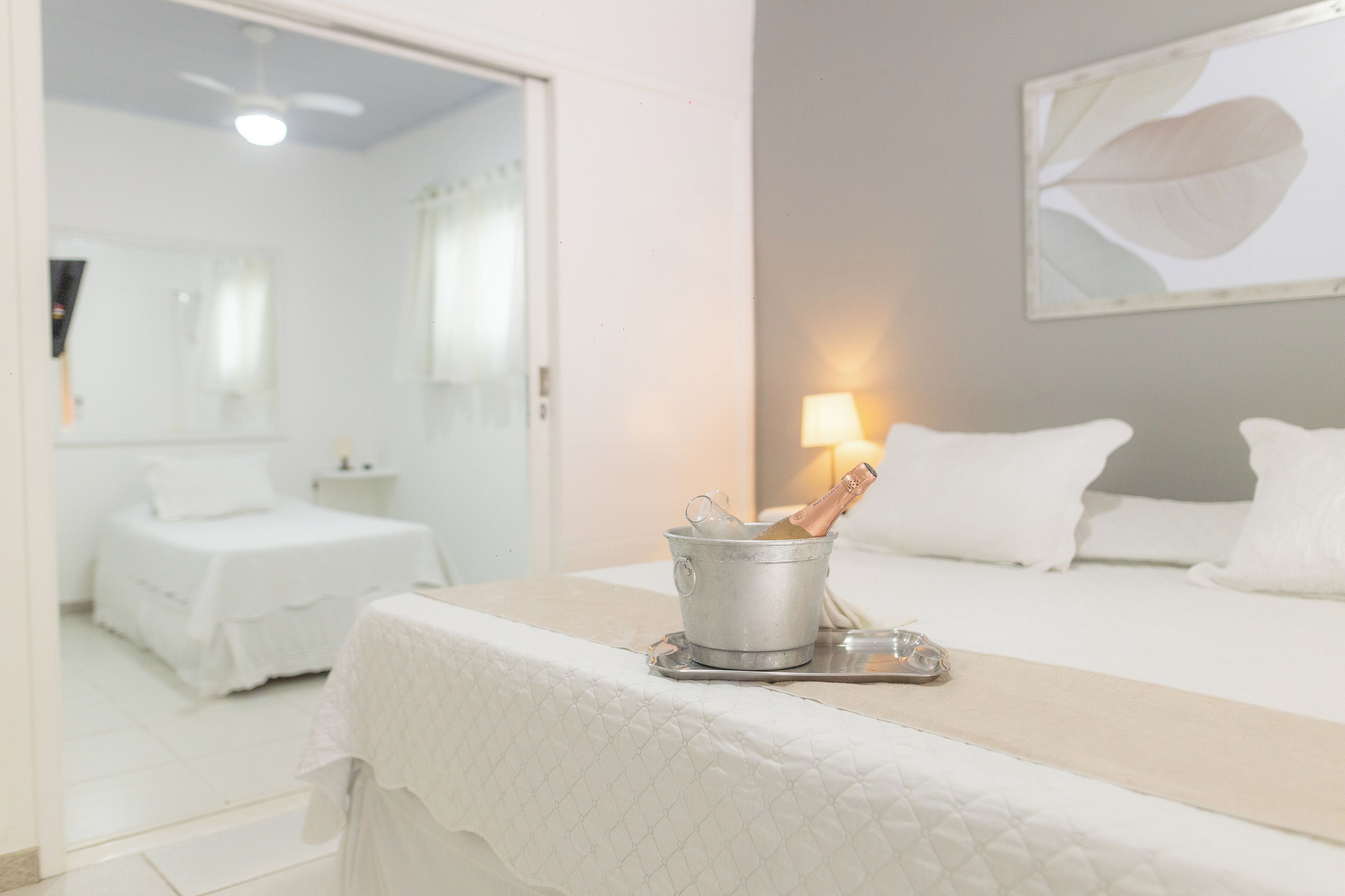 Standaard driepersoonskamer, 1 slaapkamer | Badkamer | Een douche, gratis toiletartikelen, handdoeken