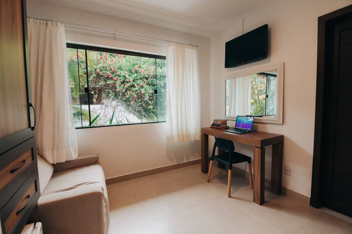 superior suite, pool view (quartos conjugados) | living area | tv