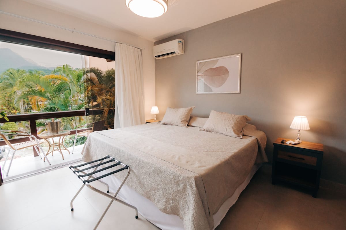 Superior Suite, Pool View (Quartos conjugados) | 1 bedroom, minibar, in-room safe, individually decorated