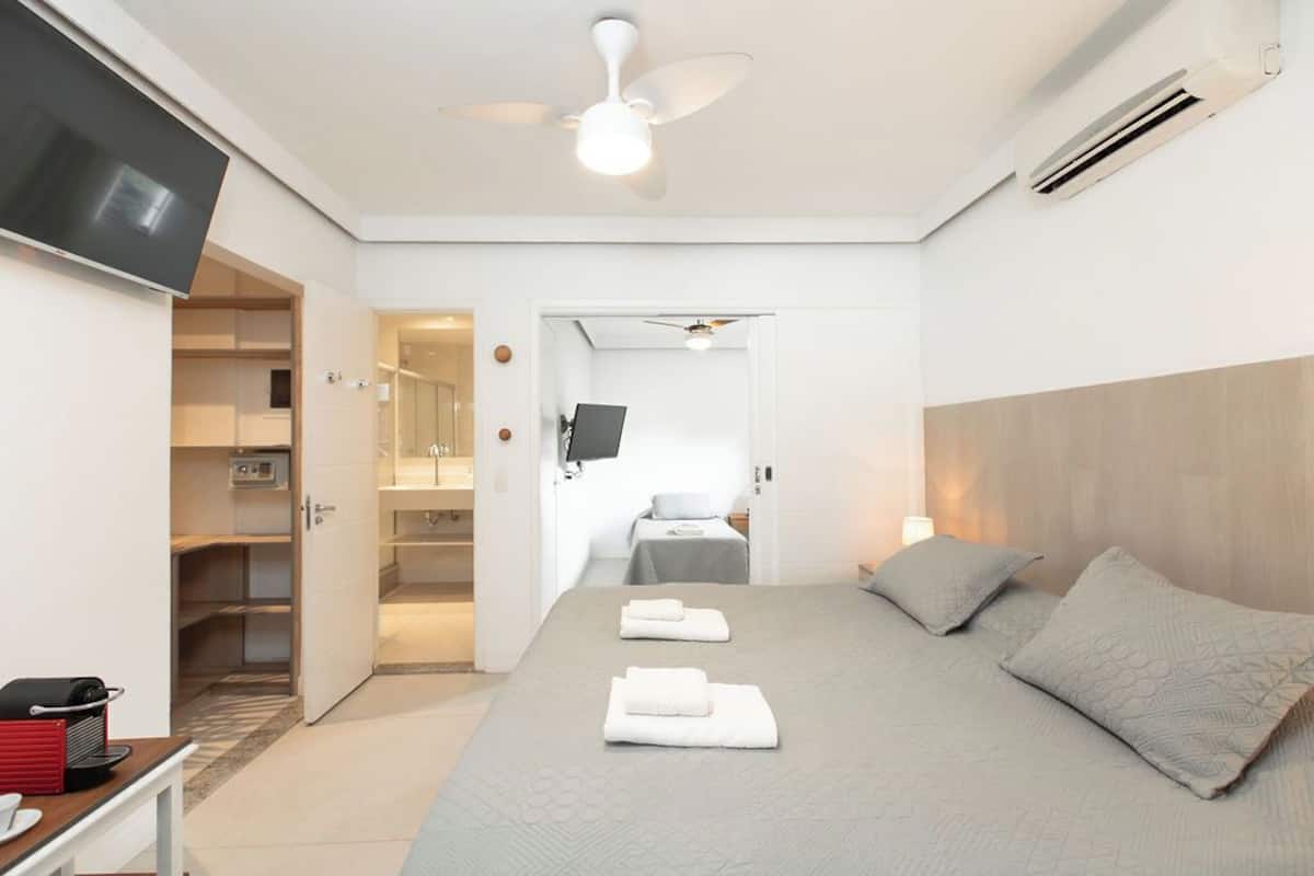Habitación estándar, habitaciones conectadas | Minibar, caja de seguridad en la habitación y decoración personalizada