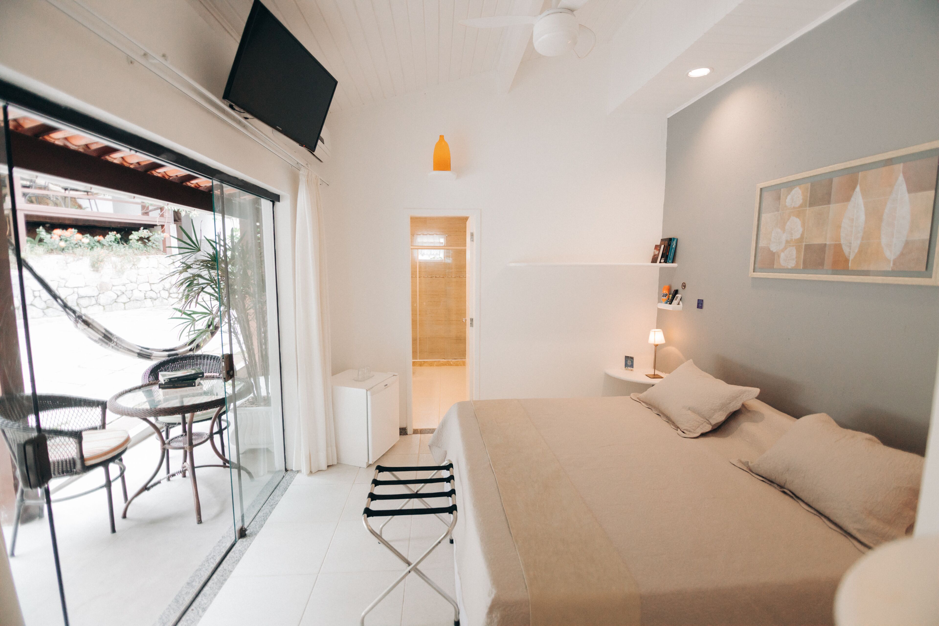 Standaard tweepersoonskamer, 1 kingsize bed | Een minibar, een kluis op de kamer, individueel gedecoreerd, een bureau