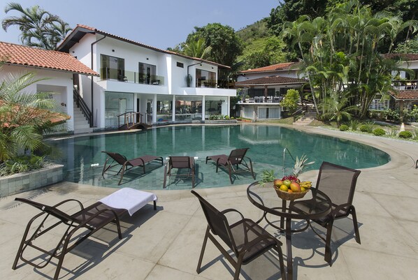 Utendørsbasseng, bassengparasoller og solsenger