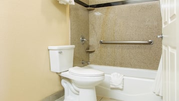 Une salle de bain comprenant des toilettes, une baignoire et une douche.