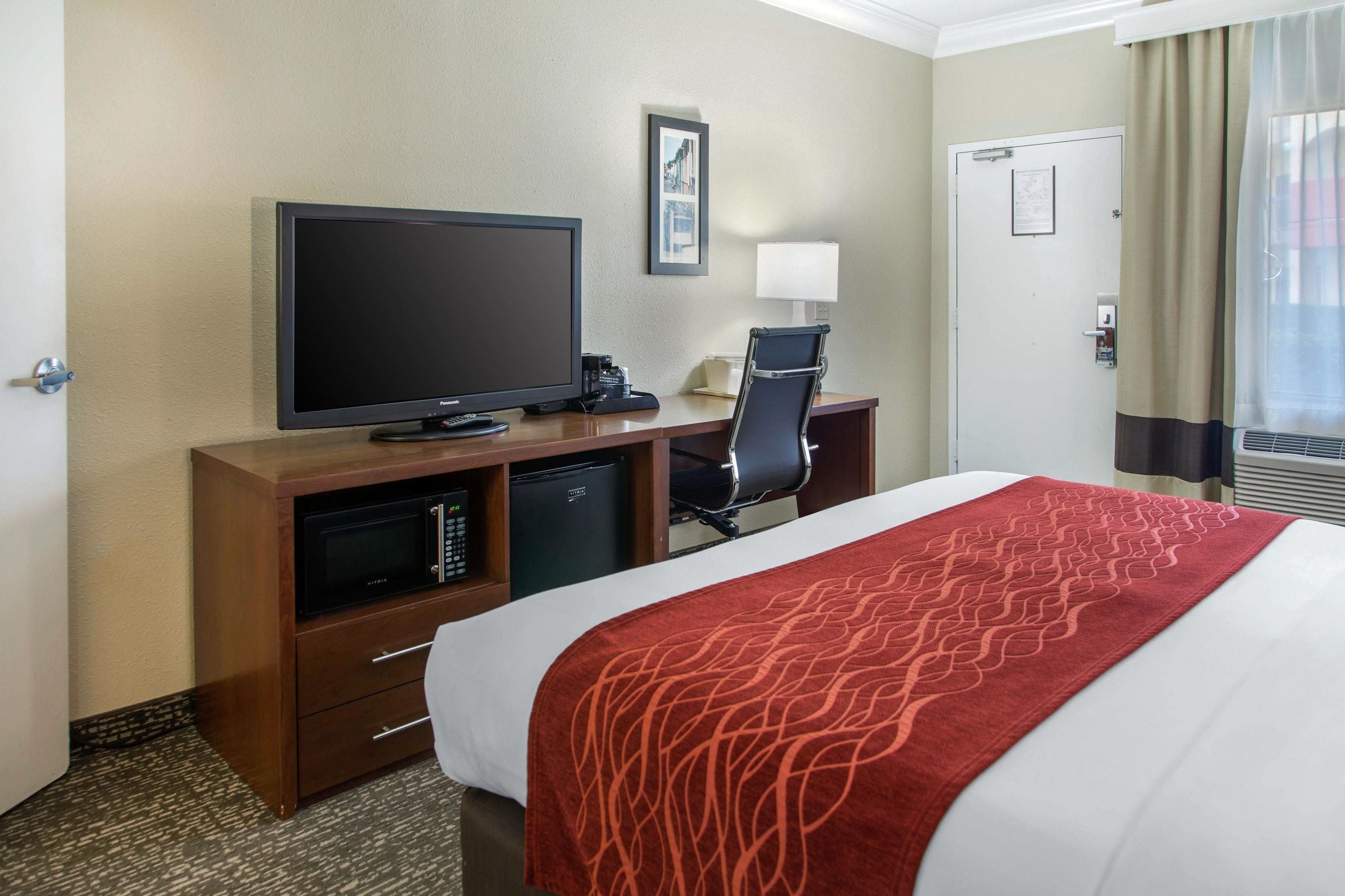 Room, 1 King Bed, Accessible, Non Smoking | In-room safe, desk, iron/ironing board, cribs (free)